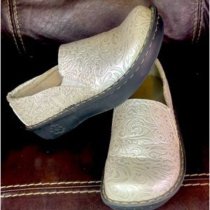 Women’s Ingaro Pearl White Floral Patter Slip Resistant Clog Shoes •size 9